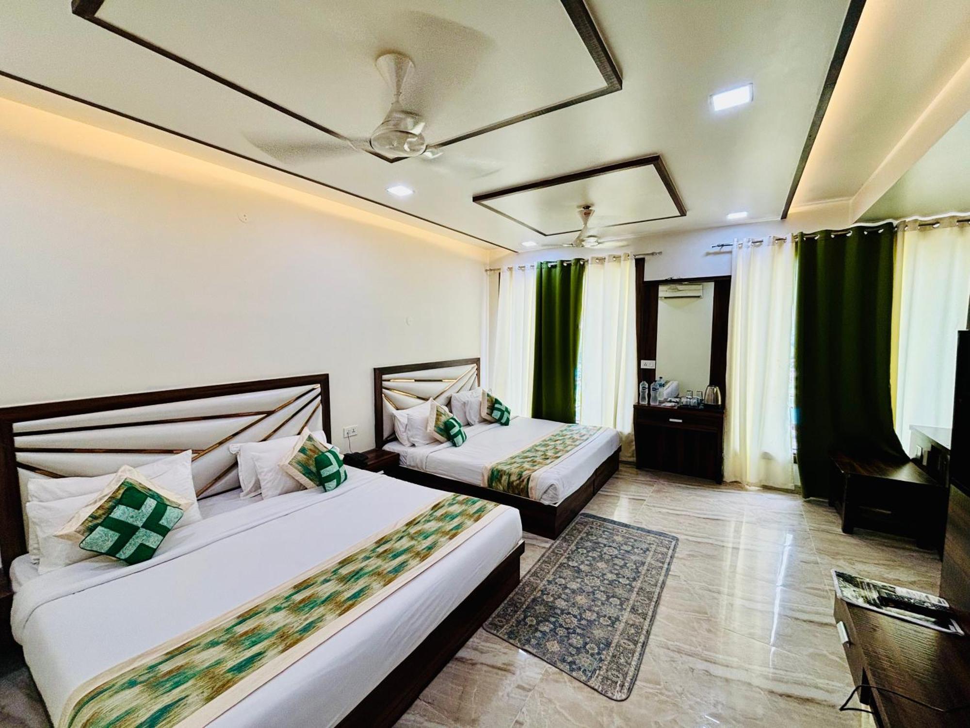Crown Hotel Agra Near Taj Mahal Exterior foto